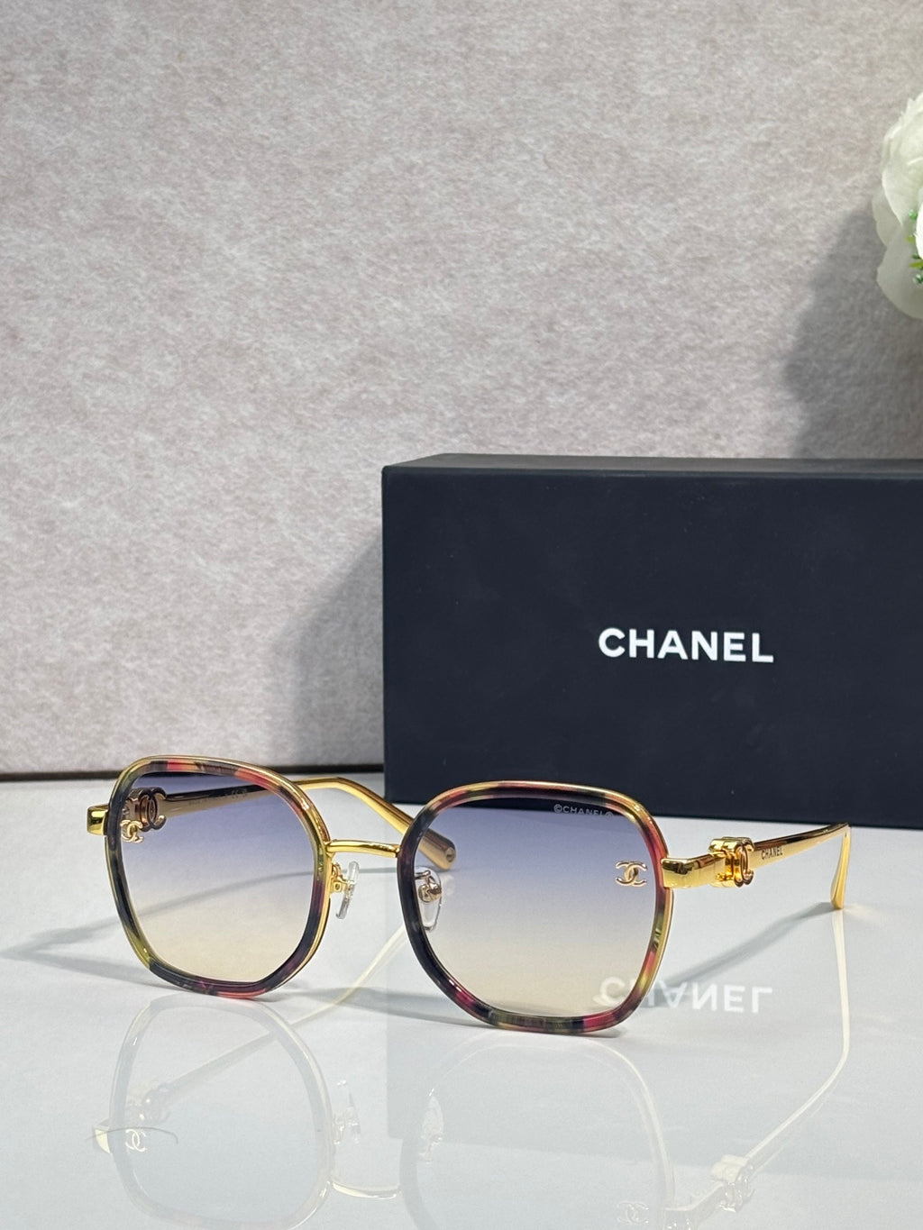 Chanel round sunglasses with light gradient lenses, gold-tone frame and multicolor top rim