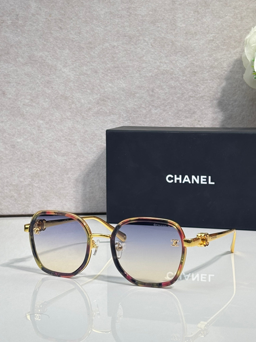 Chanel round sunglasses with light gradient lenses, gold-tone frame and multicolor top rim