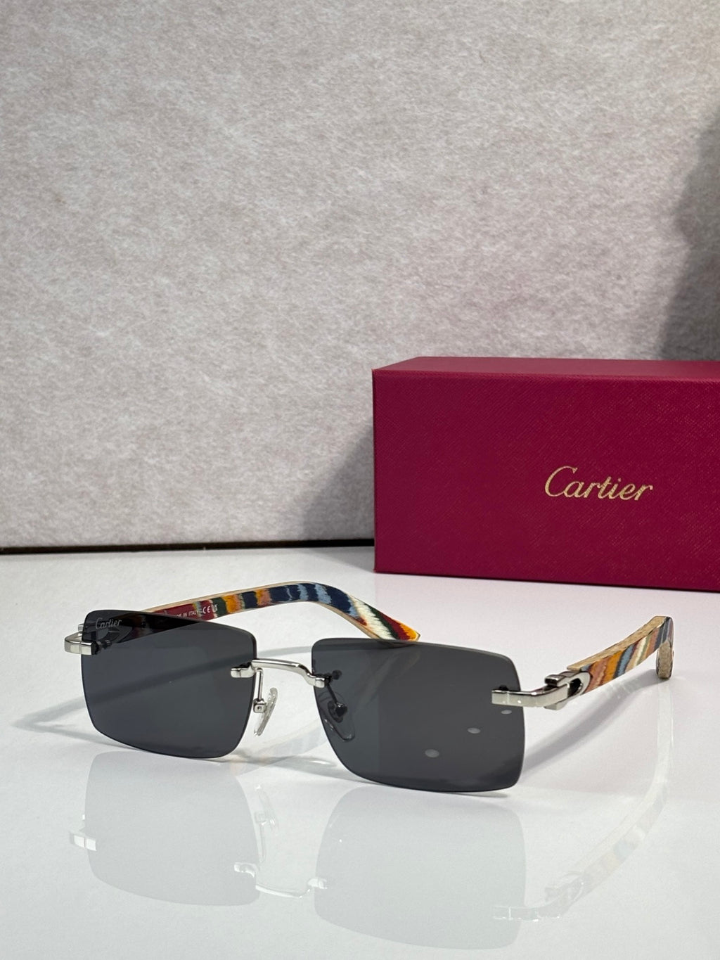Sunglasses with dark tinted lenses, gold frame and multicolor temple detail