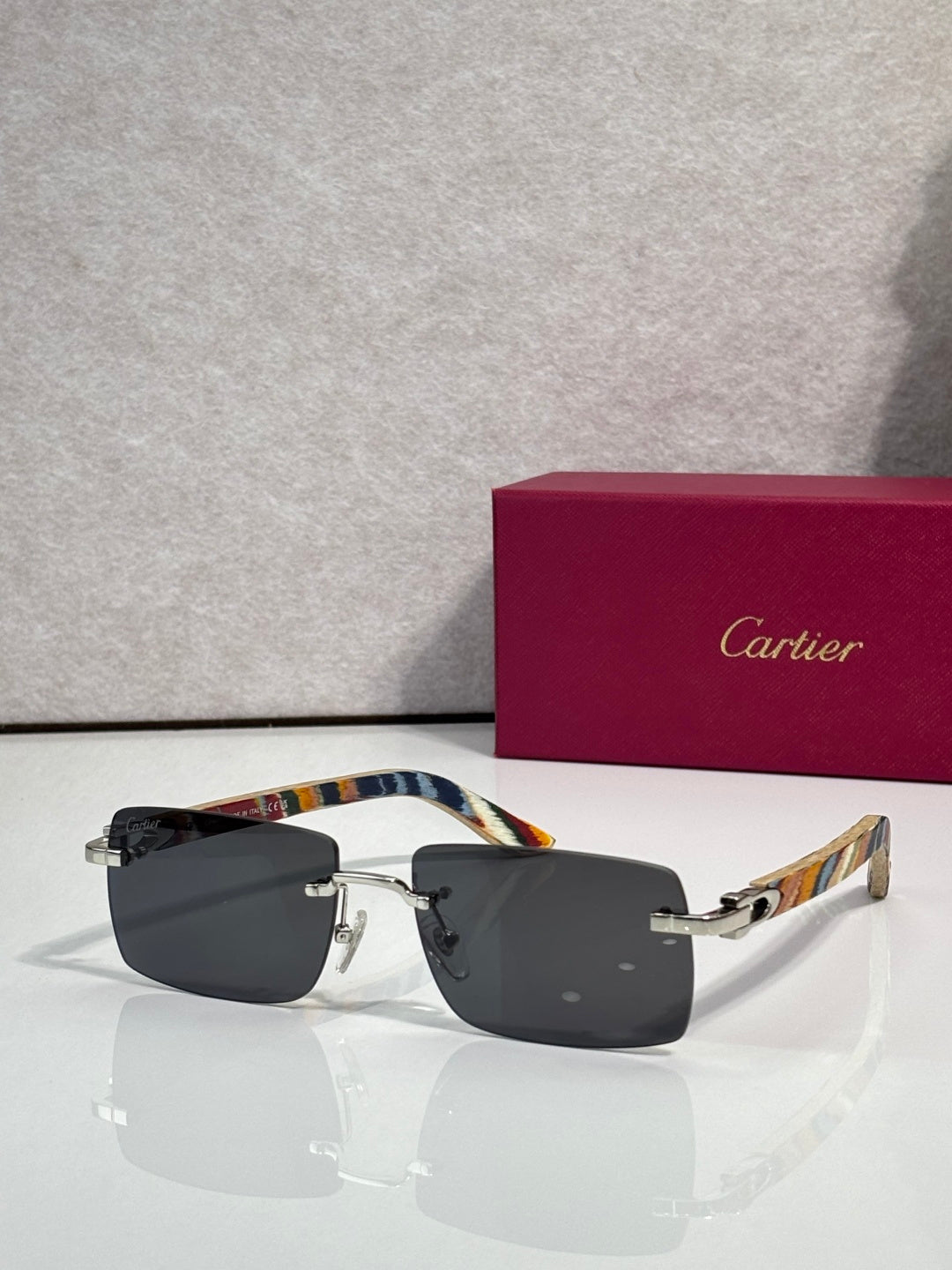 Sunglasses with dark tinted lenses, gold frame and multicolor temple detail