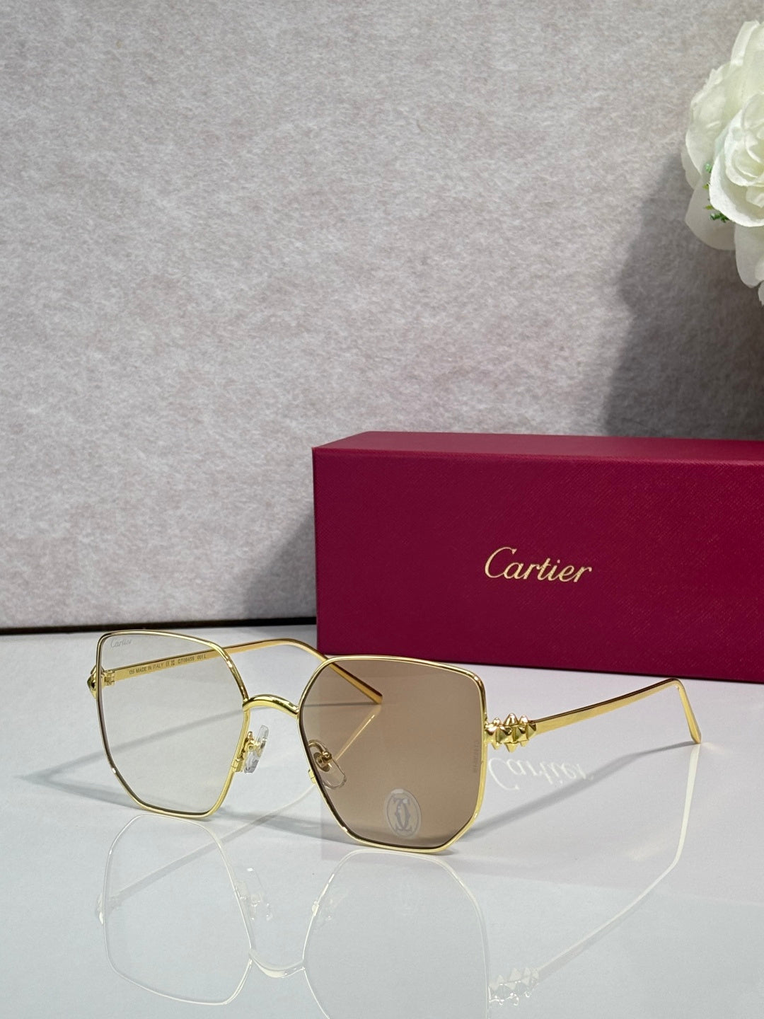 Rectangular sunglasses with gold frame and taupe-brown mirrored lenses