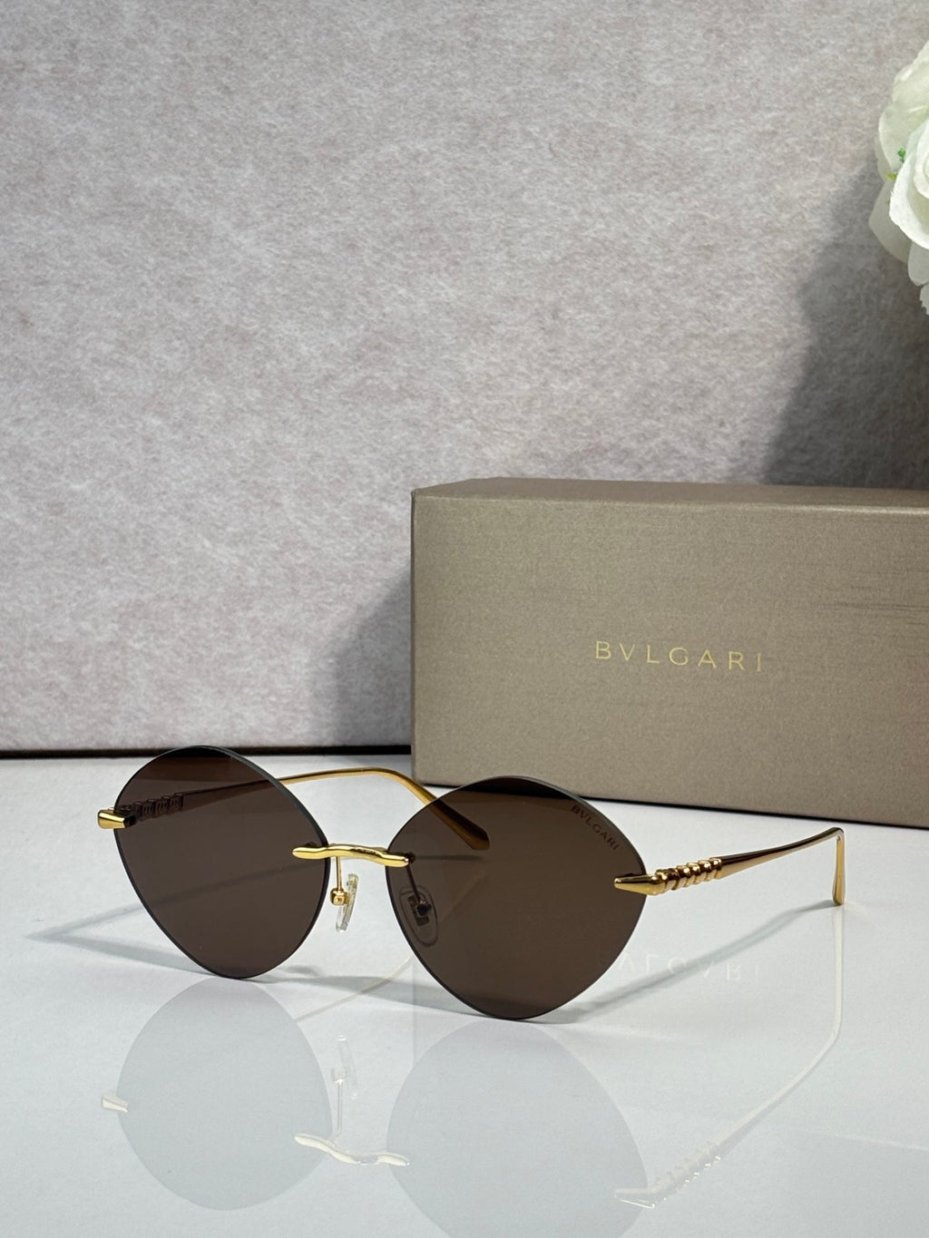 Round brown sunglasses with gold-tone metal frame and dark tinted lenses