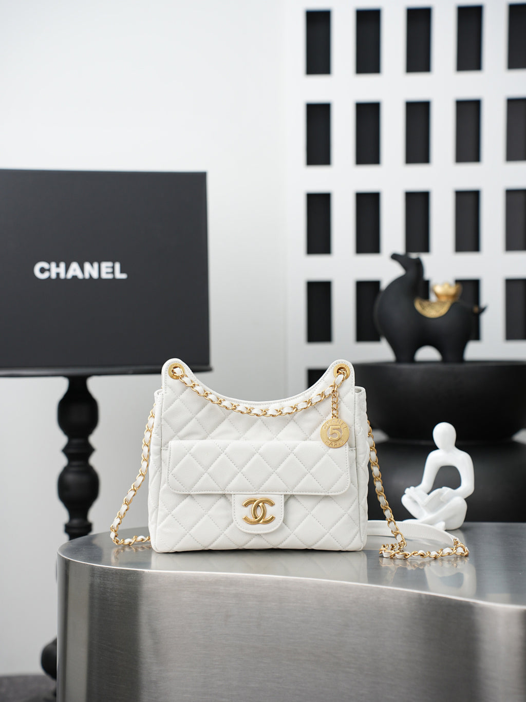 Chanel quilted shoulder bag in white leather with gold chain and flap logo