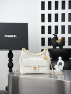 Chanel quilted shoulder bag in white leather with gold chain and flap logo