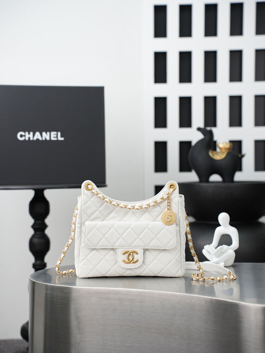 Chanel quilted shoulder bag in white leather with gold chain and flap logo