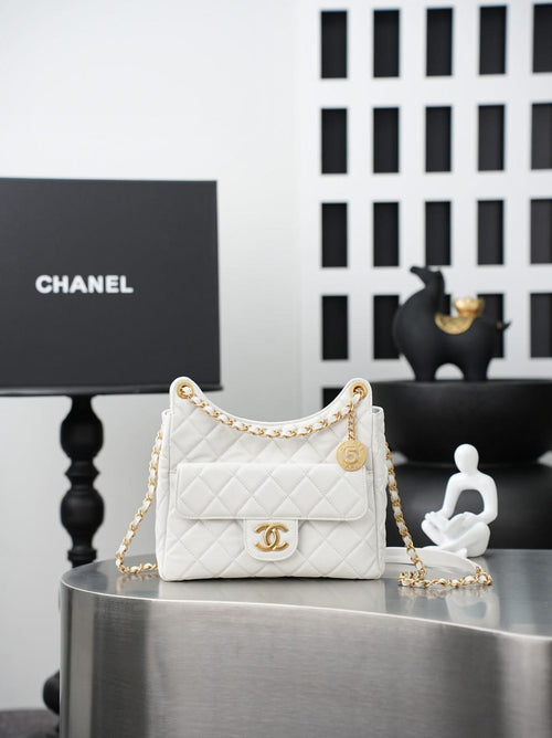 Chanel quilted shoulder bag in white leather with gold chain and flap logo