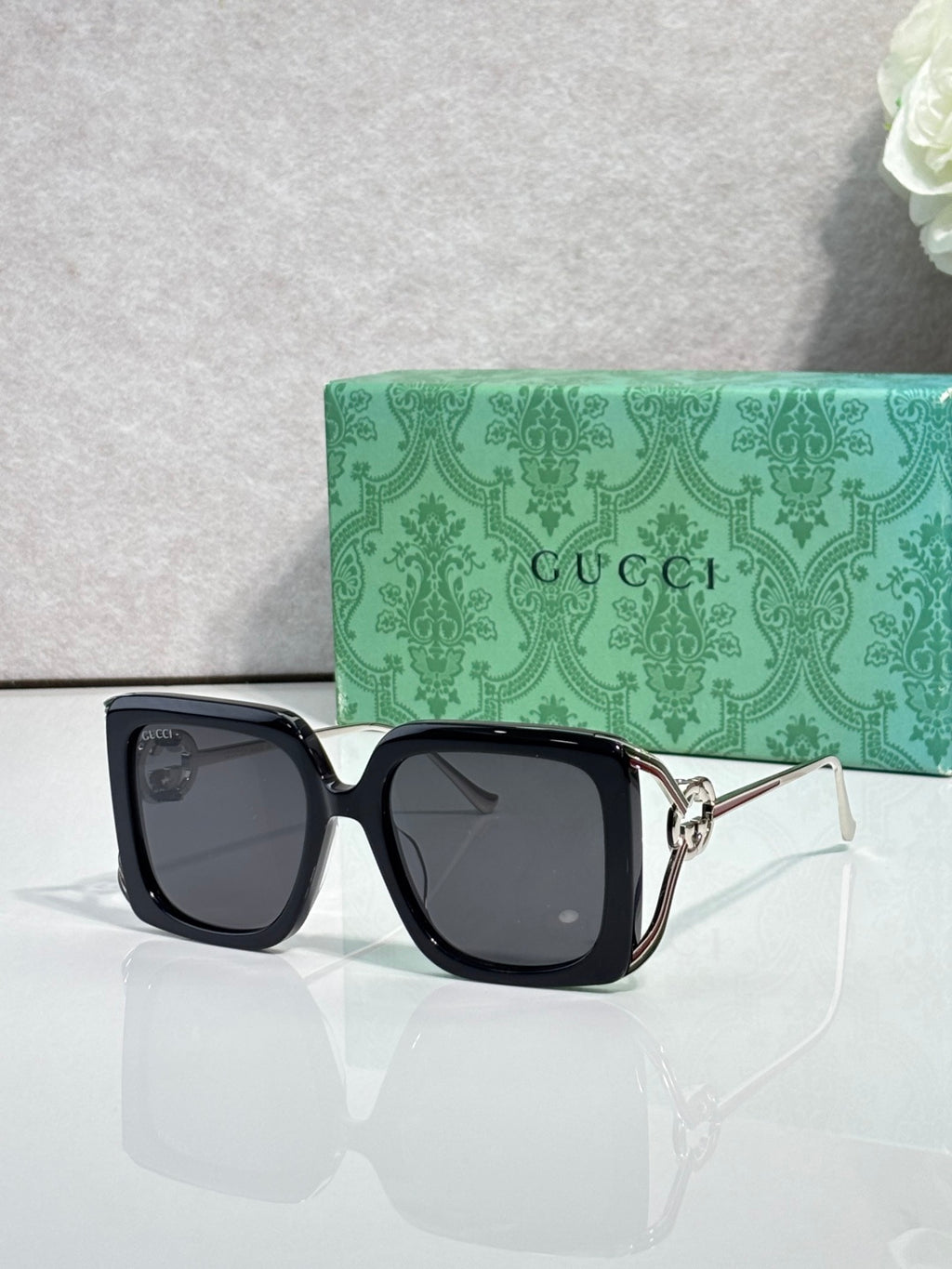 Gucci square sunglasses with black frame and smoky dark lenses