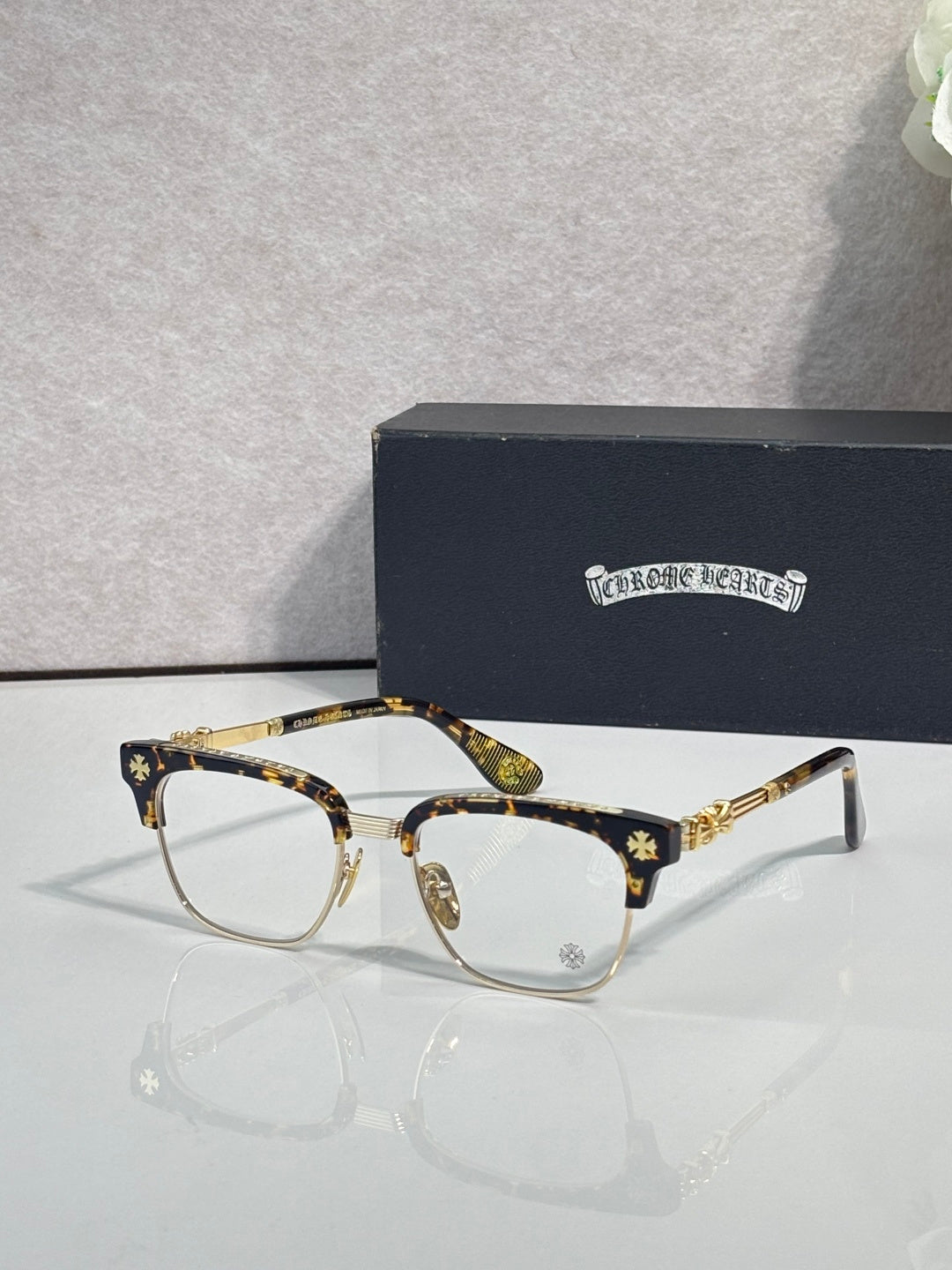 Eyeglasses with tortoise frame, clear lenses, gold arms with star pattern