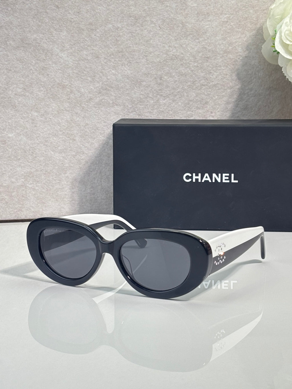 Navy round sunglasses with dark lenses and white accent bridge