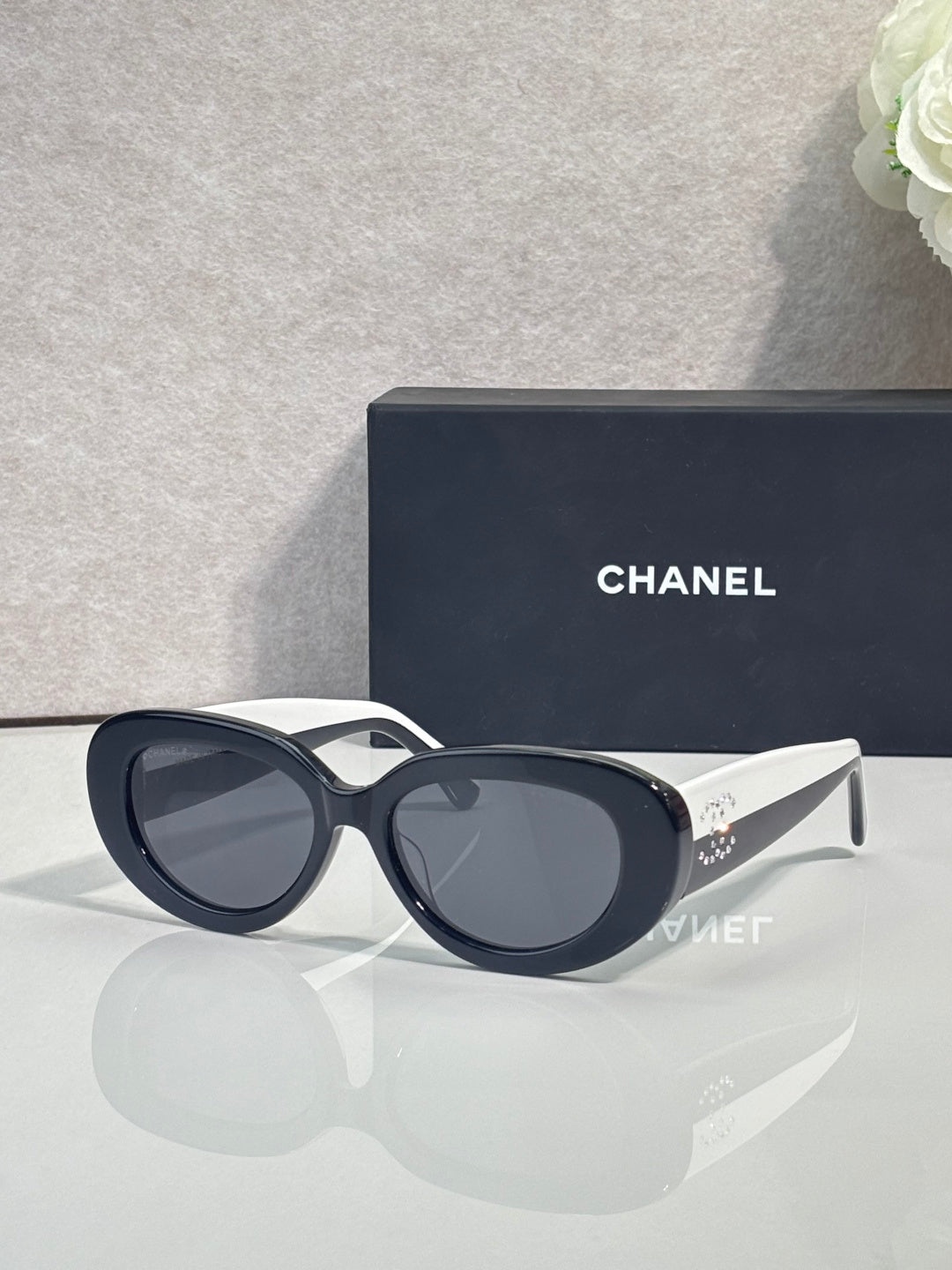 Navy round sunglasses with dark lenses and white accent bridge