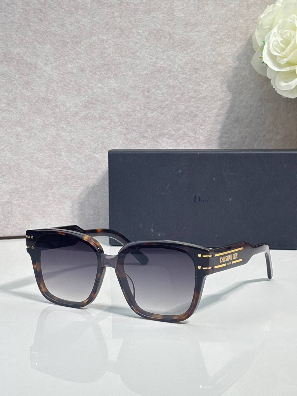 Sunglasses with tortoiseshell-style frame and gradient lenses, gold temple bar
