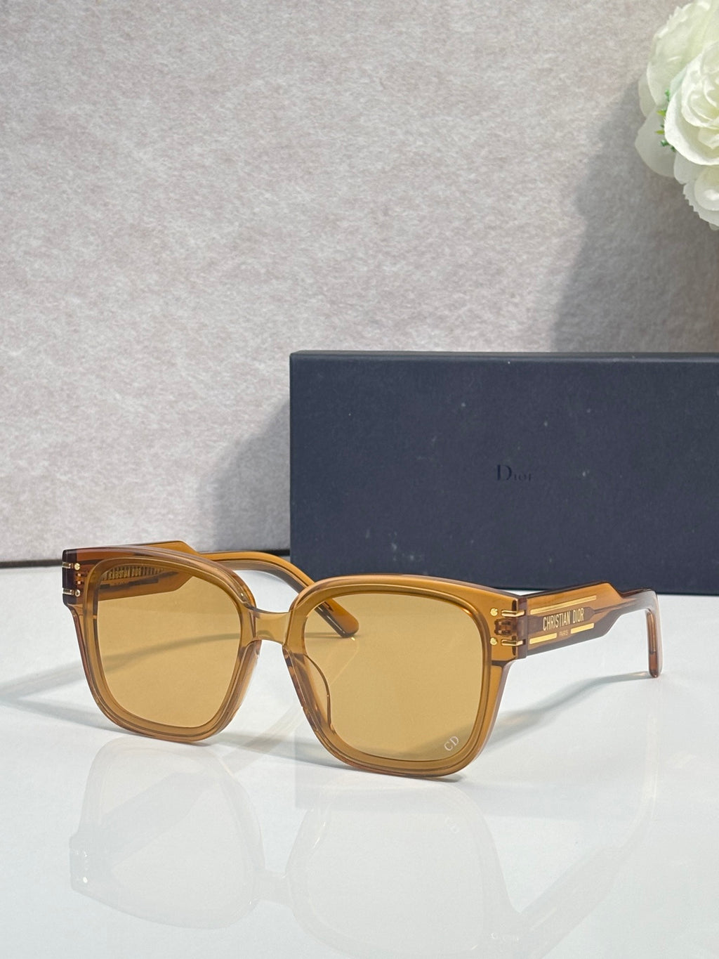 Sunglasses with amber frame and gradient lenses, gold-tone temple details