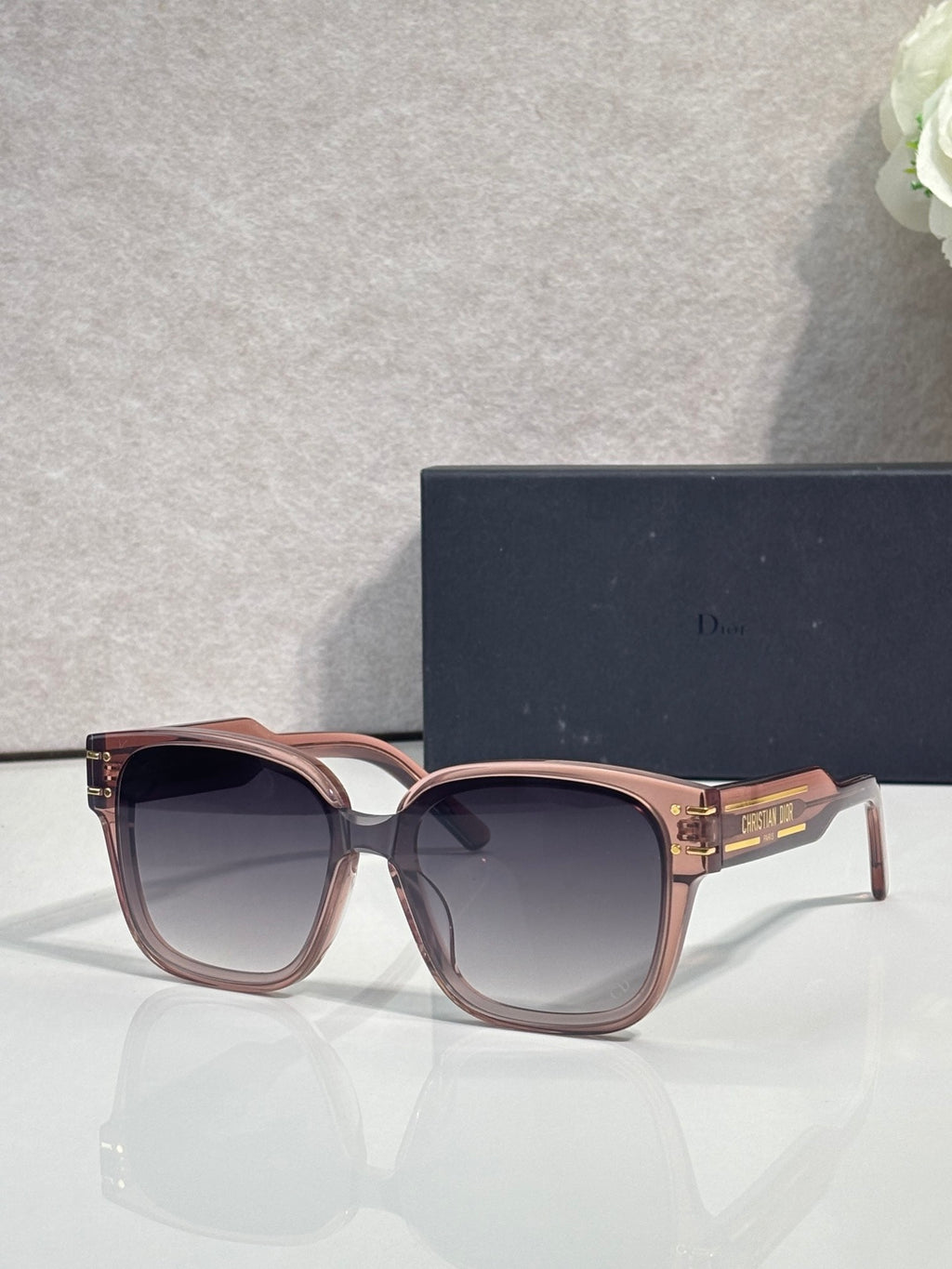 Sunglasses with rose-tinted frame and gradient lenses, gold-tone temple details
