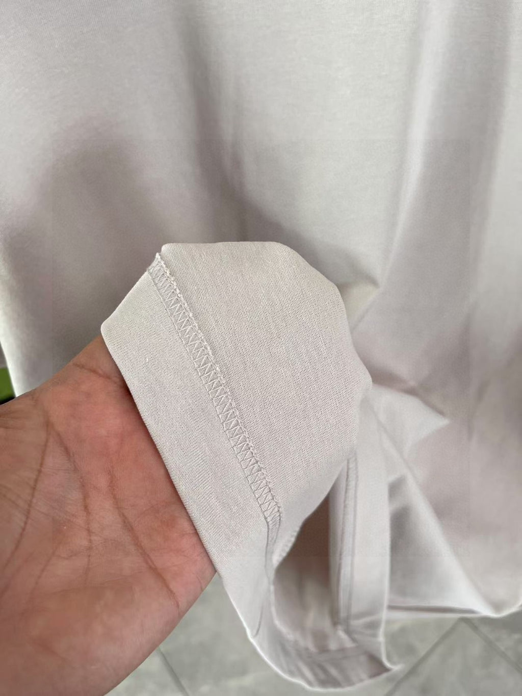 Short-sleeve T-shirt back hem and side seam, light gray fabric
