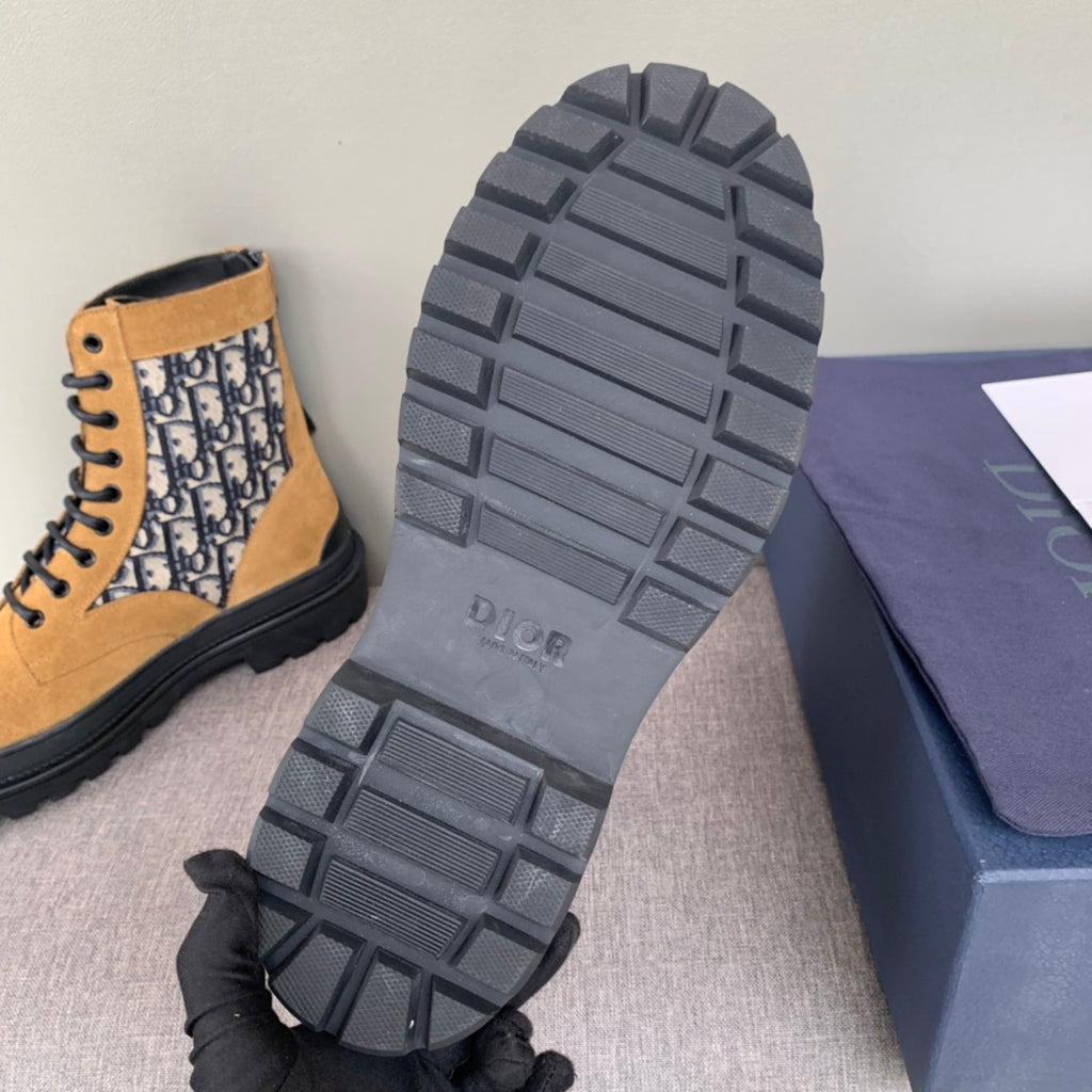 Rubber outsole of Dior ankle boots with deep tread pattern