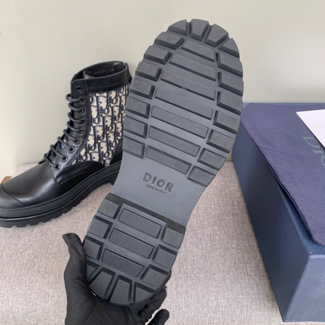 Unisex high-top sneaker outsoles with grippy tread and Dior logo on heel