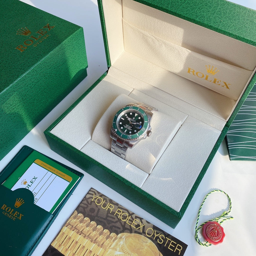 Green dial wristwatch in stainless steel case with green bezel ring