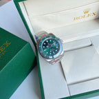 Green dial wristwatch with stainless steel bracelet and rotating bezel