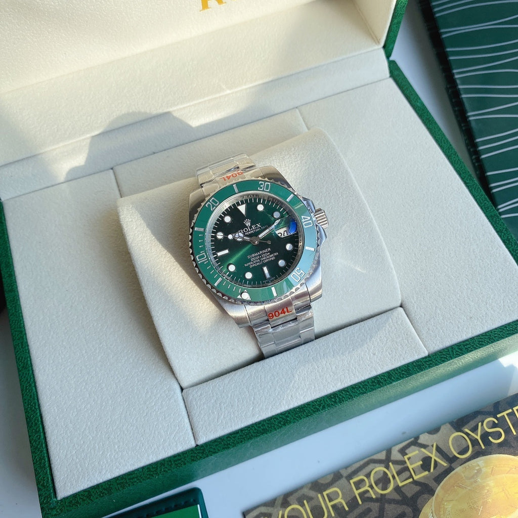 Green bezel-dial wristwatch with stainless steel bracelet and rotating bezel
