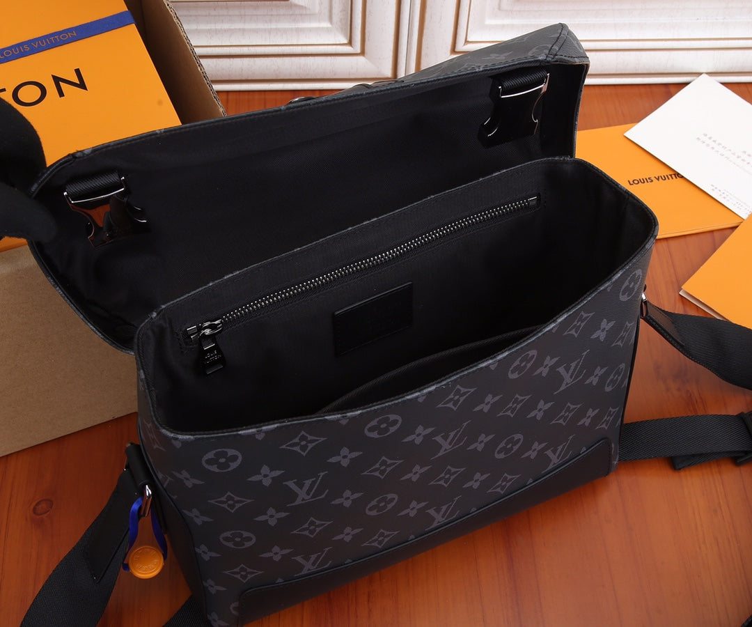 Louis Vuitton men's monogram bag open top, with interior zipper pocket and strap