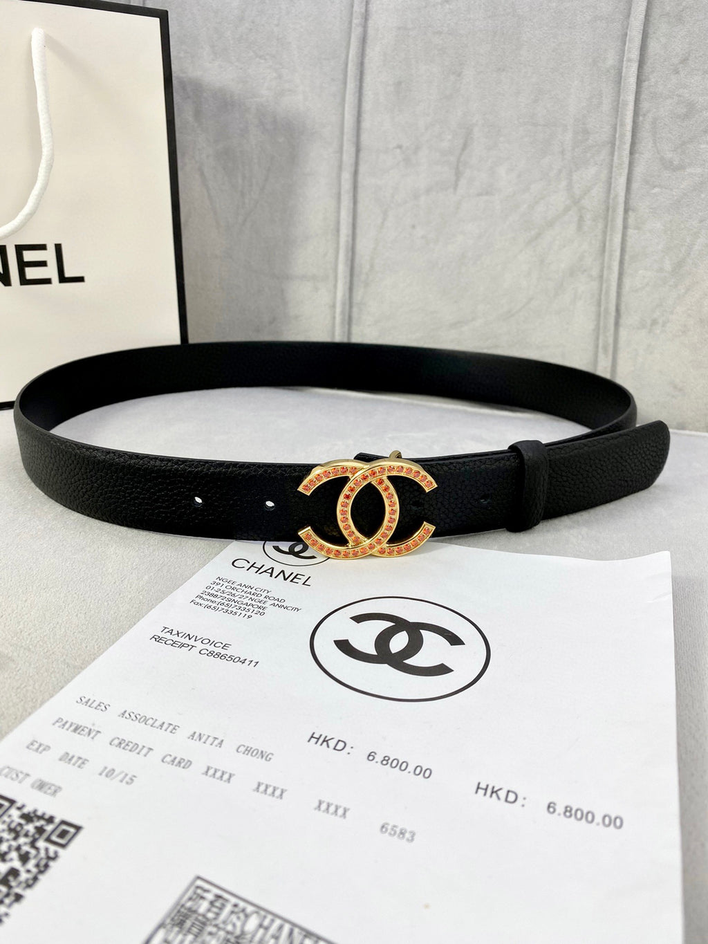 Chanel belt in black textured leather with gold-tone CC buckle