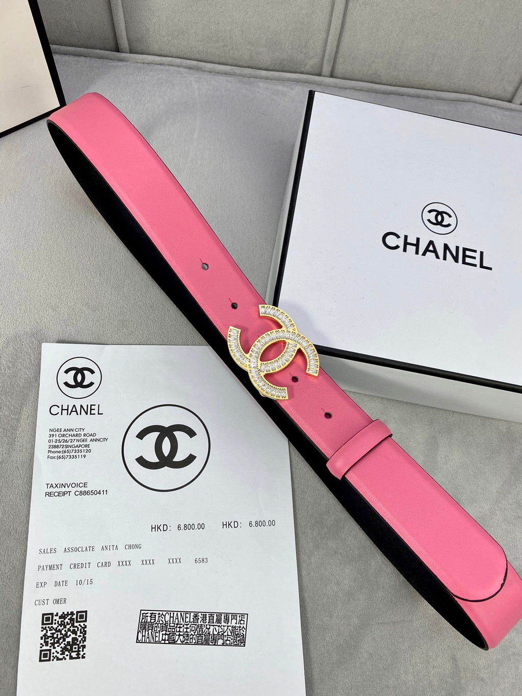 Chanel belt in pink leather with black inner lining and gold-toned CC buckle