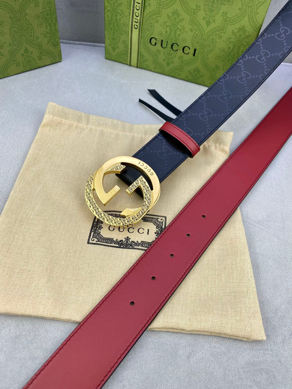 Gucci belt with red strap and dark monogram leather, gold-tone buckle front
