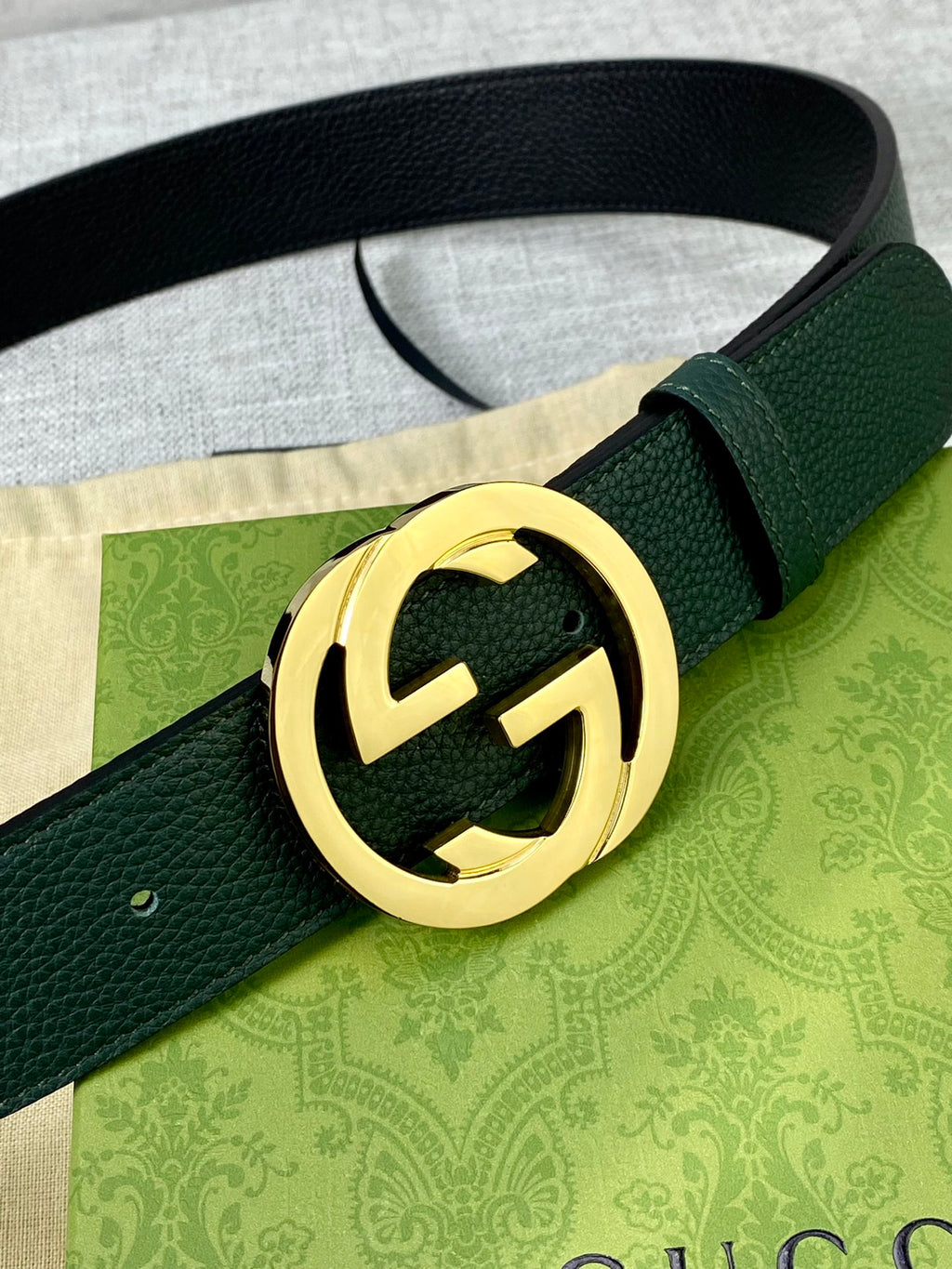 Gucci belt in dark green leather with gold-toned GG round buckle