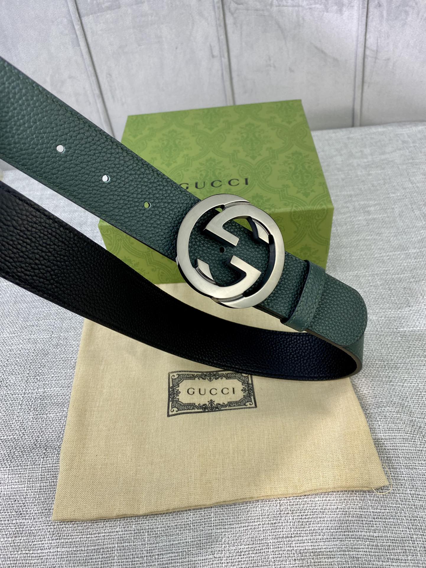 Gucci belt in dark green leather with silver-toned GG round buckle