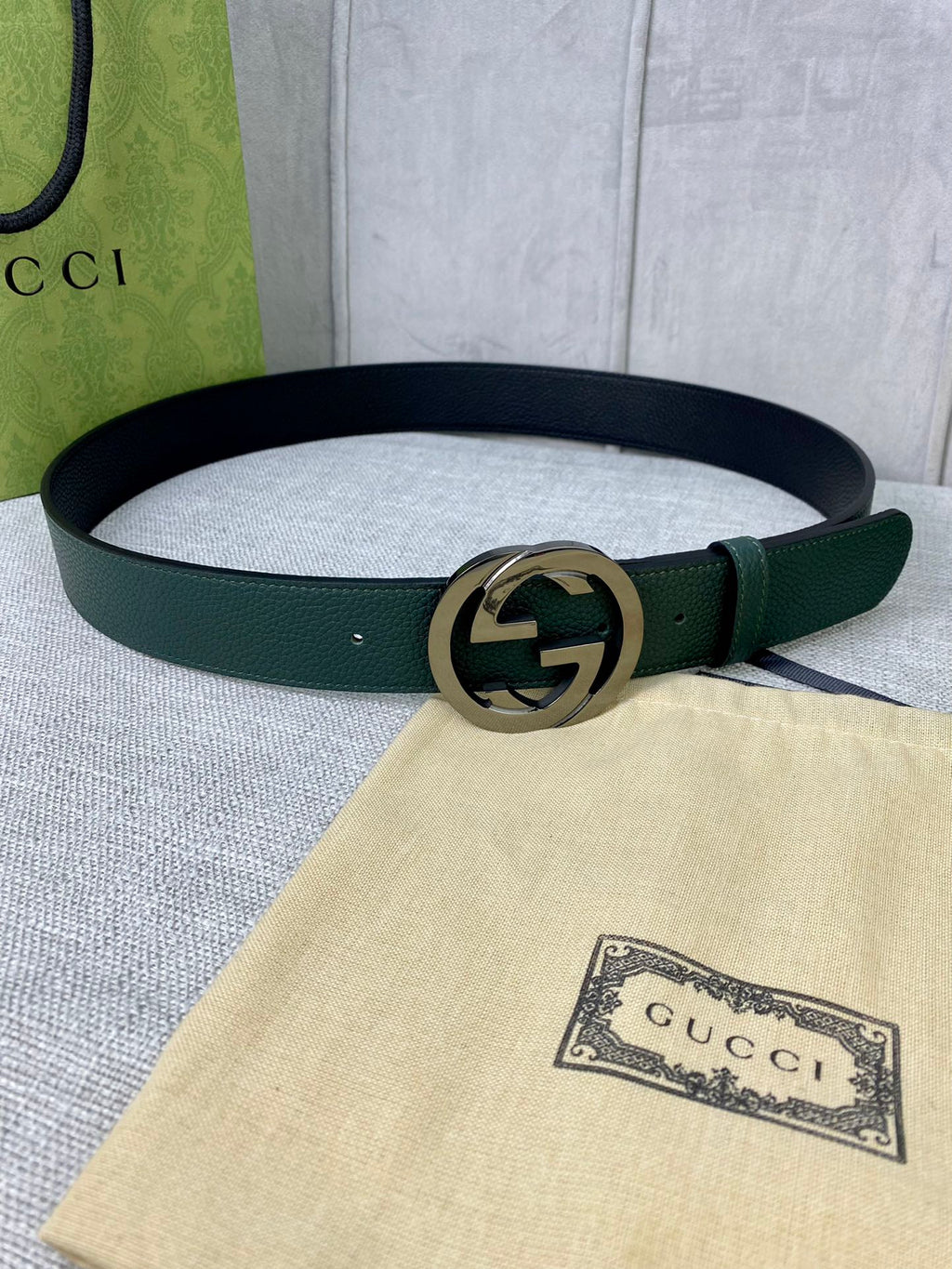 Gucci belt in dark green leather with gold-toned GG round buckle