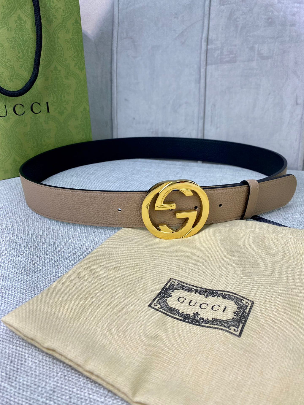Gucci belt in beige leather with gold double-G buckle and black interior lining