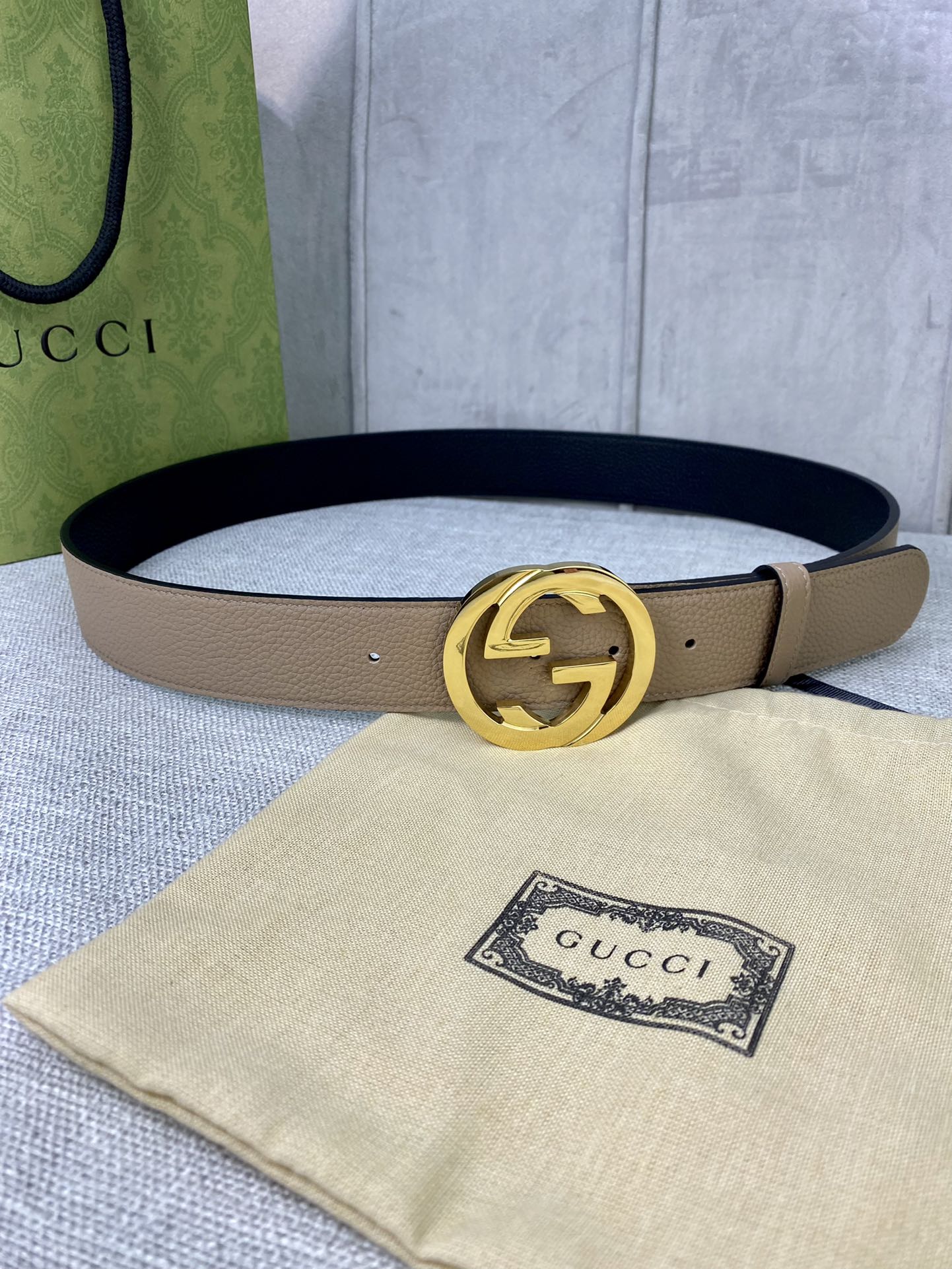 Gucci belt in beige leather with gold double-G buckle and black interior lining
