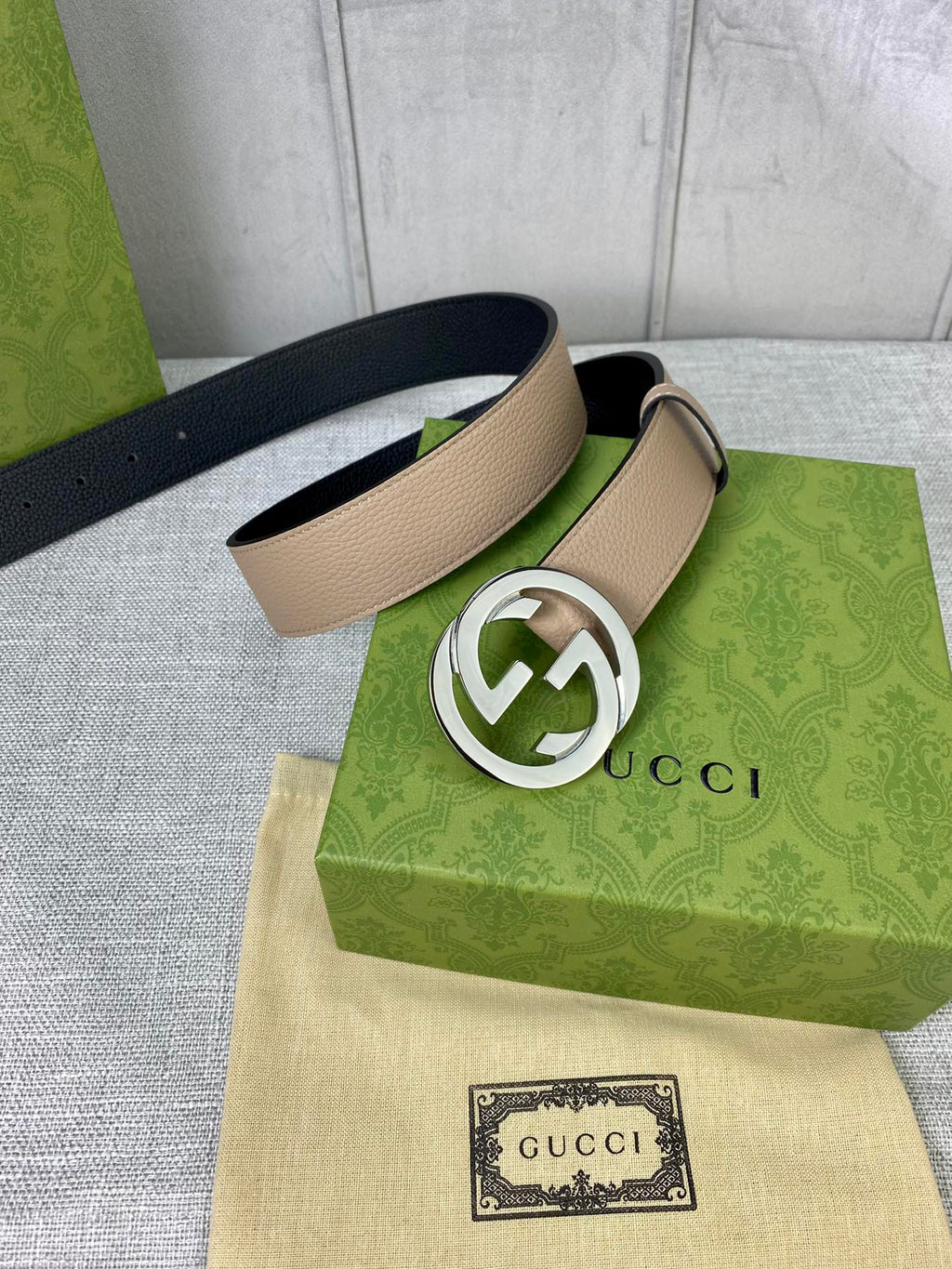Gucci belt with beige leather strap and silver double-G buckle, with cloth dust bag