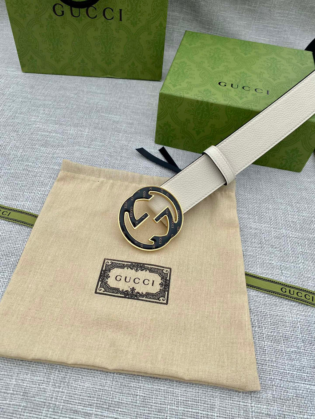 Gucci white leather belt with round GG buckle on beige fabric pouch