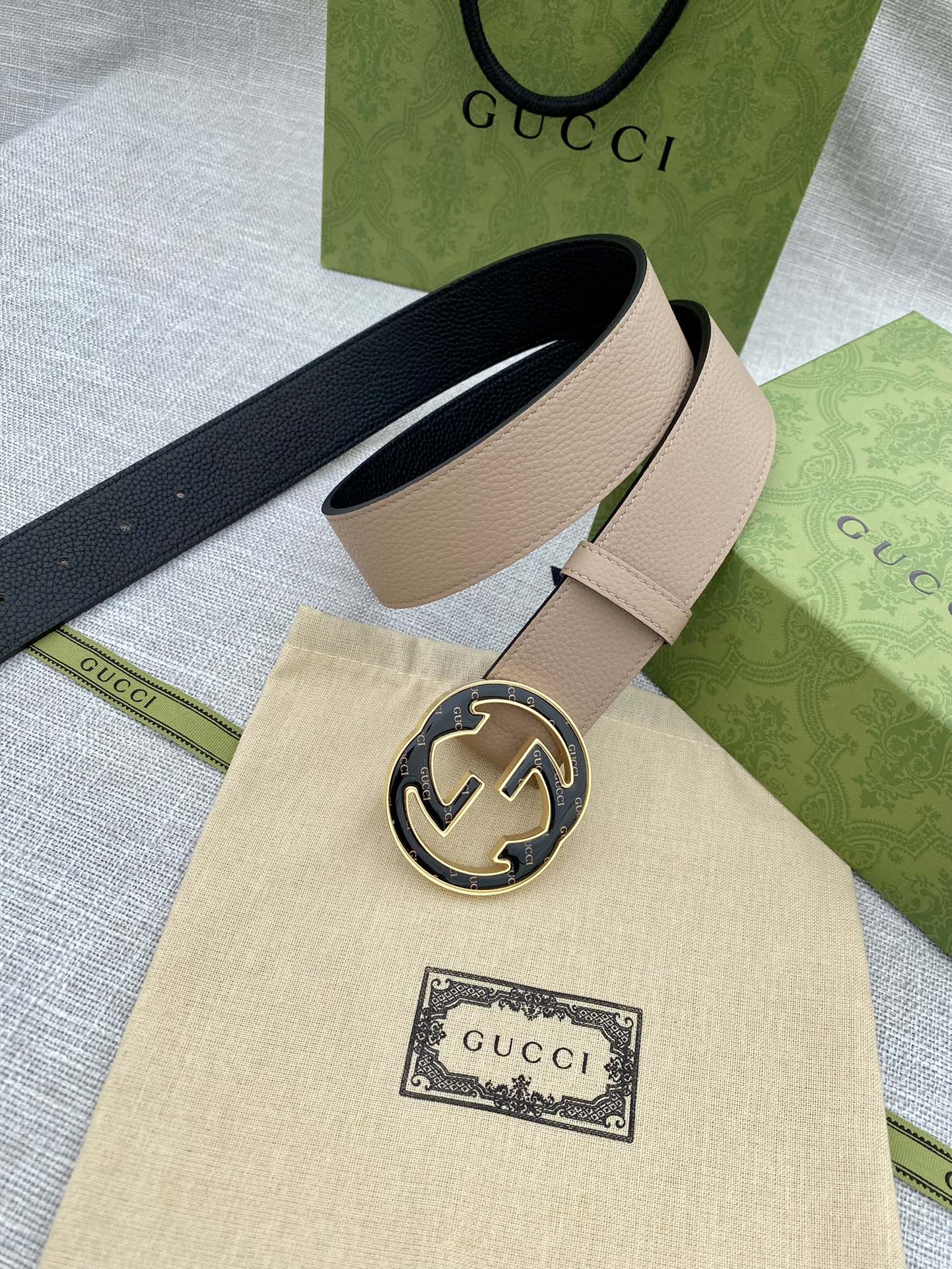 Tan leather belt with round GG logo buckle and smooth strap
