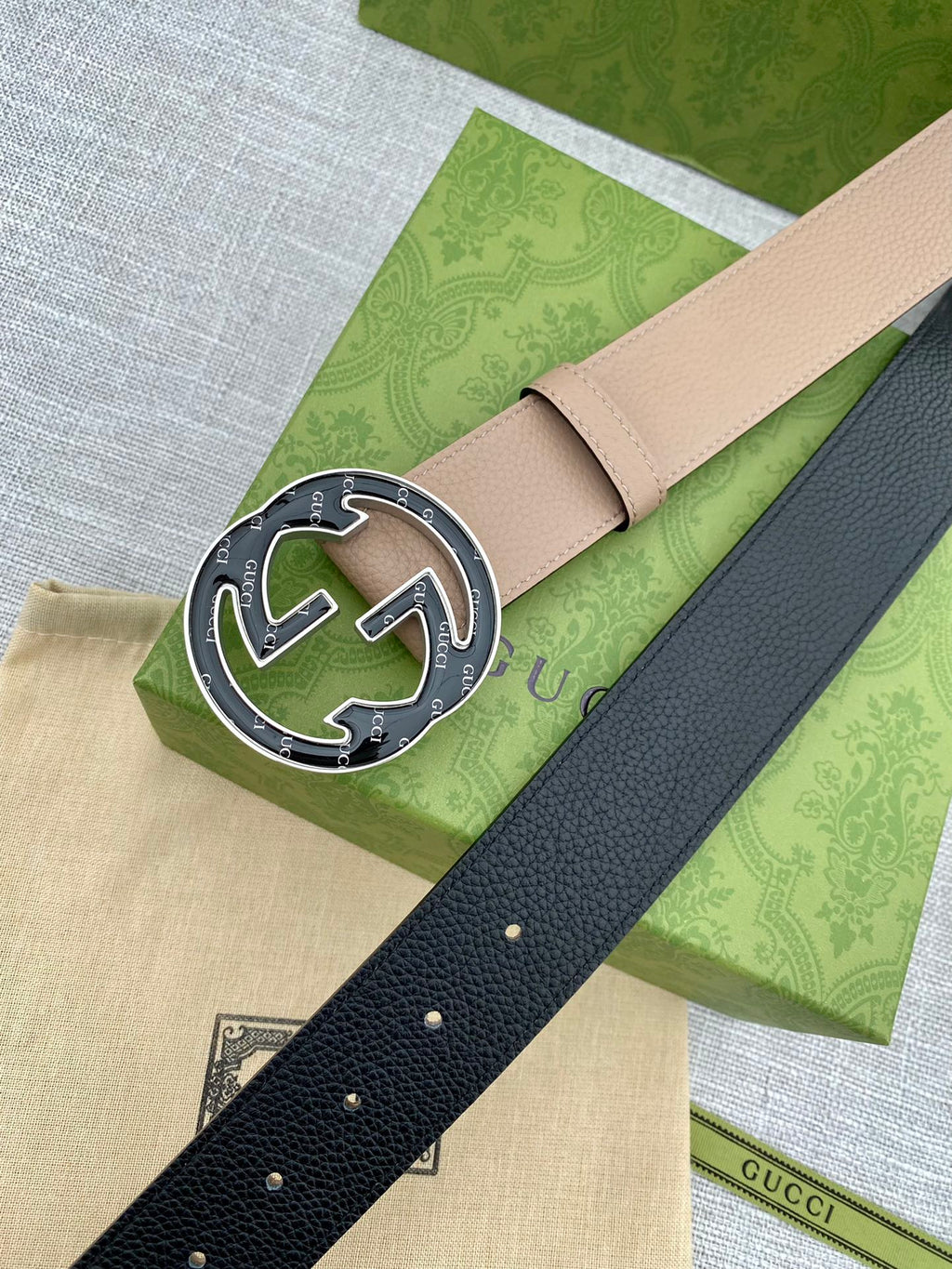 Two-tone belt: tan and dark strap with round GG logo buckle