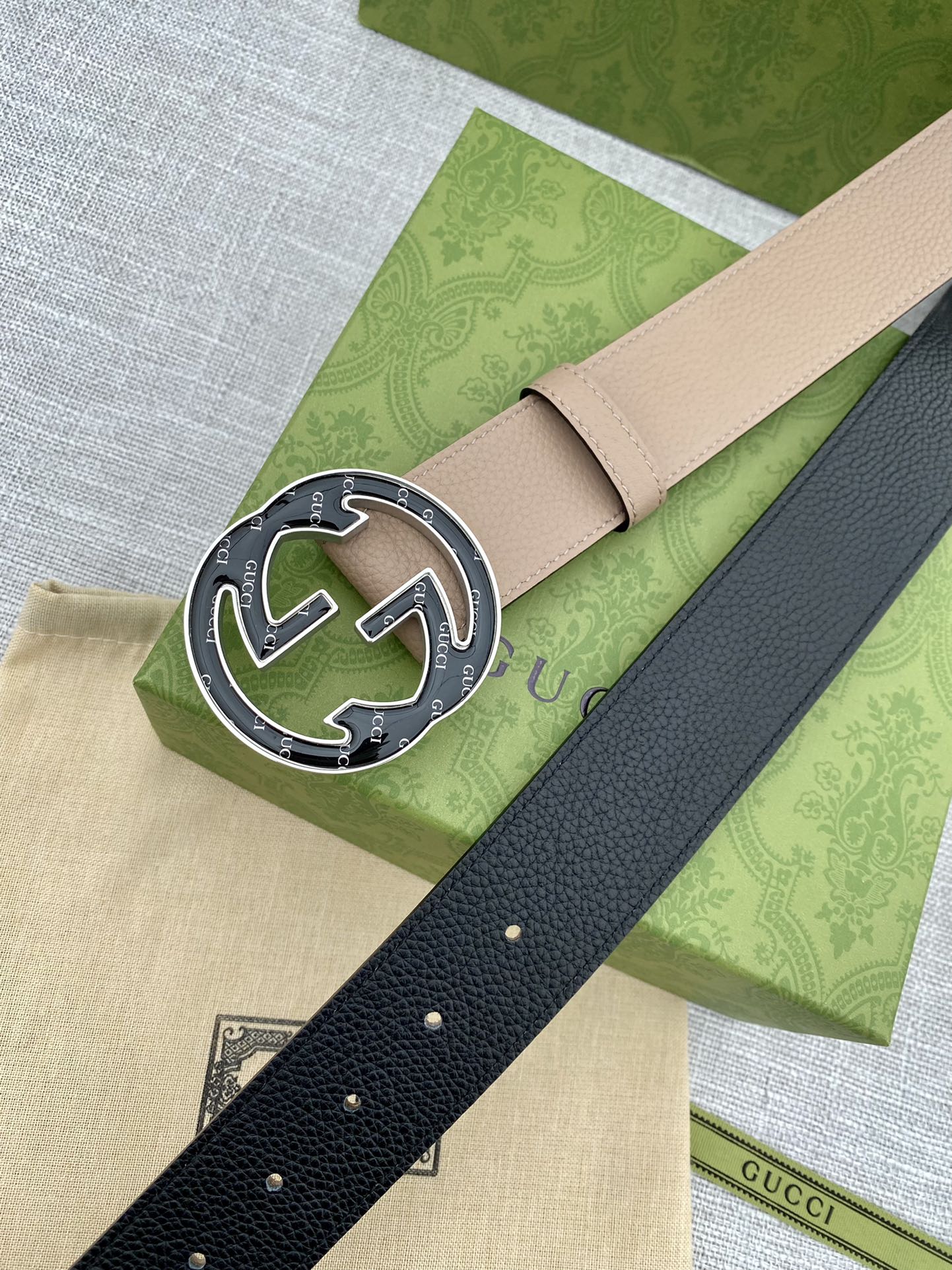 Two-tone belt: tan and dark strap with round GG logo buckle