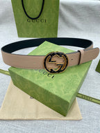 Tan leather belt with round GG logo buckle in gold-tone and dark detailing
