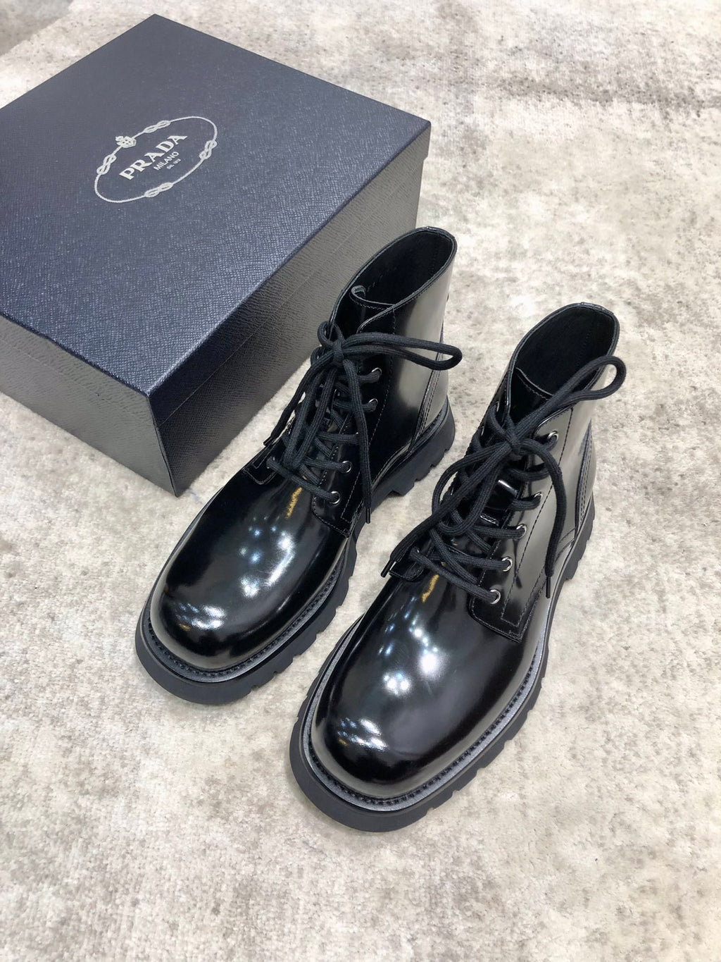 Lace-up leather boots, glossy dark finish, lace-up closure, round-toe chunky sole