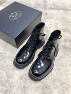Lace-up leather boots, glossy dark finish, lace-up closure, round-toe chunky sole