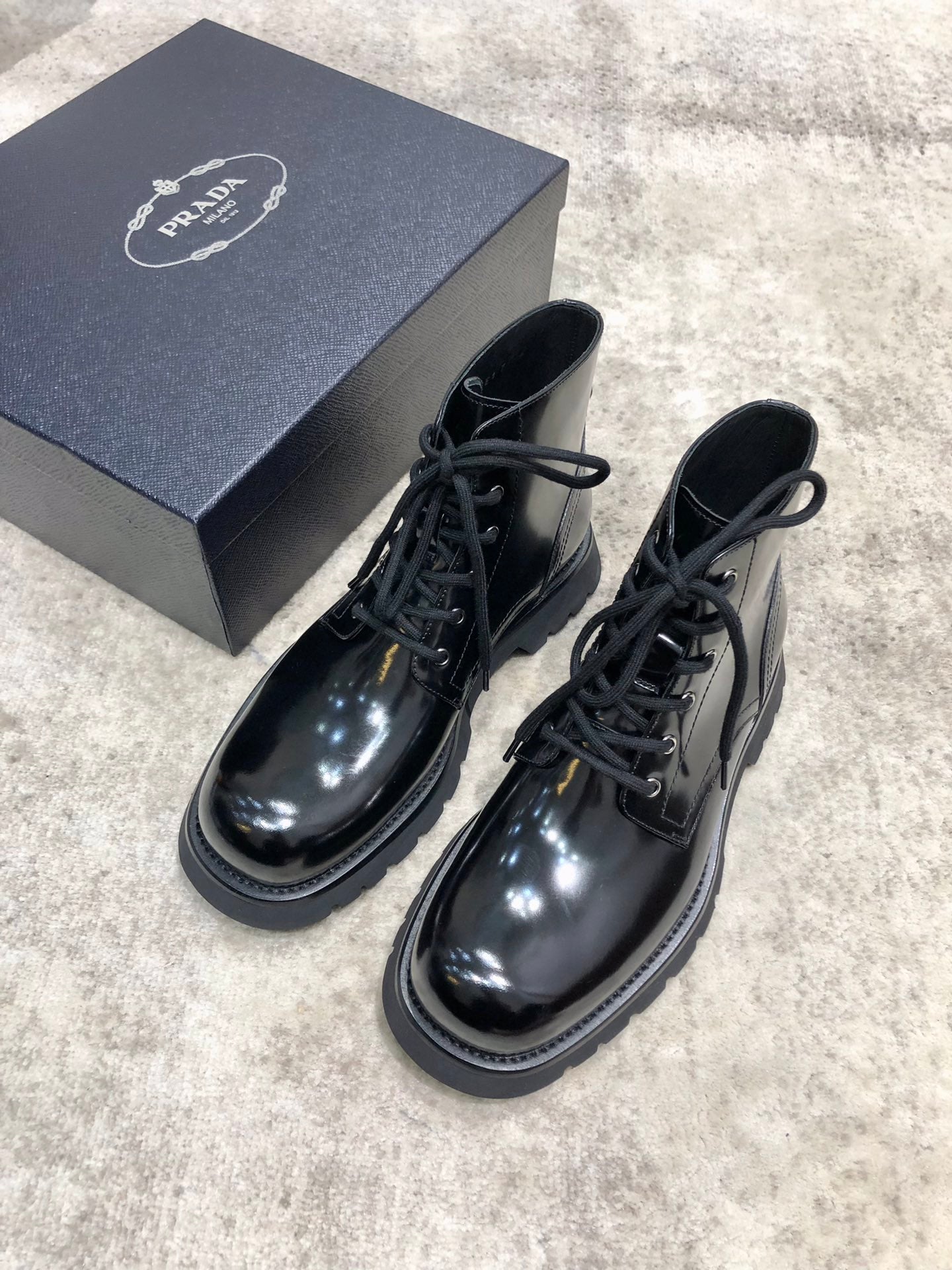 Lace-up leather boots, glossy dark finish, lace-up closure, round-toe chunky sole