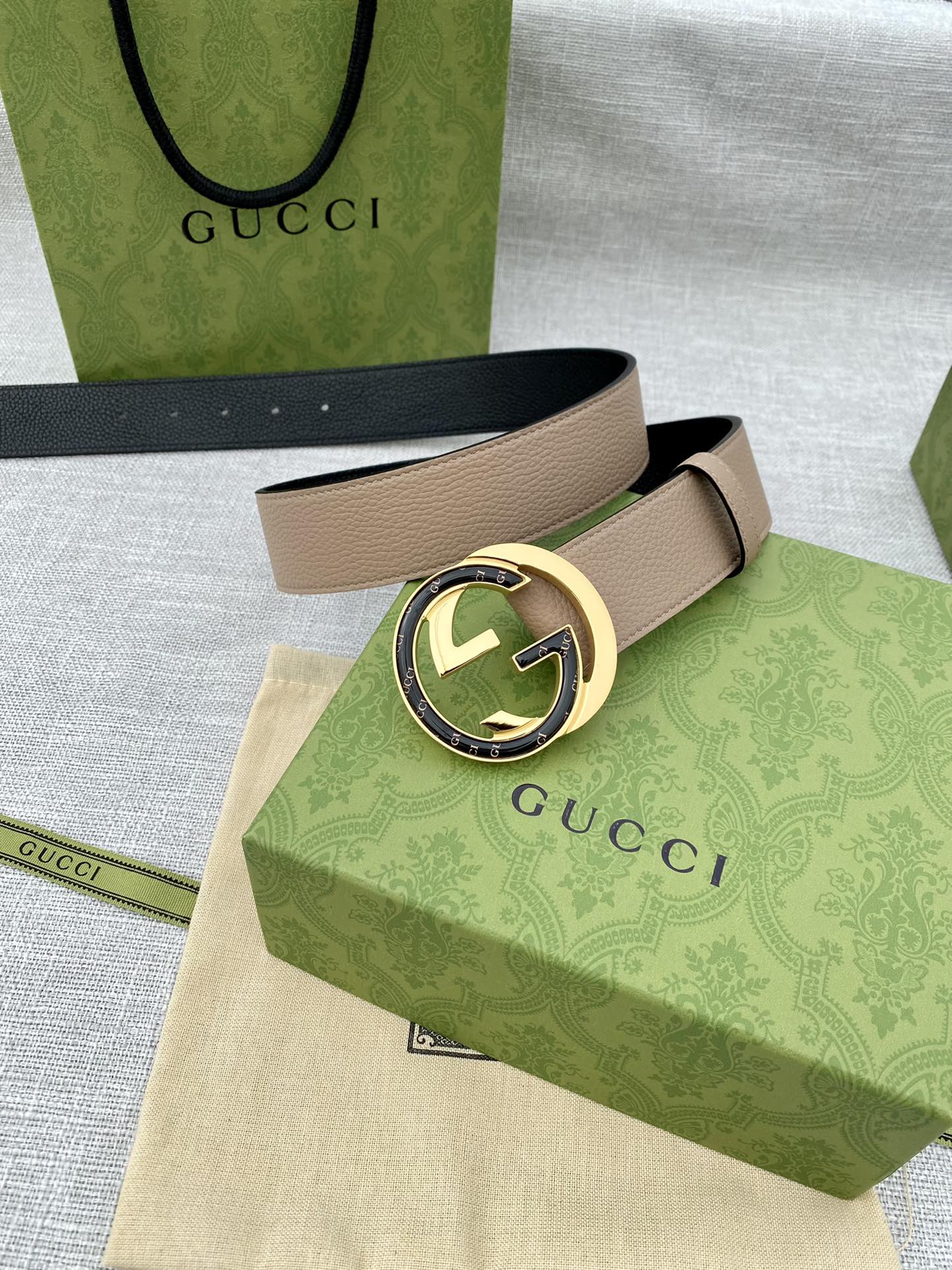 Gucci belt, light beige strap with gold-tone GG round buckle