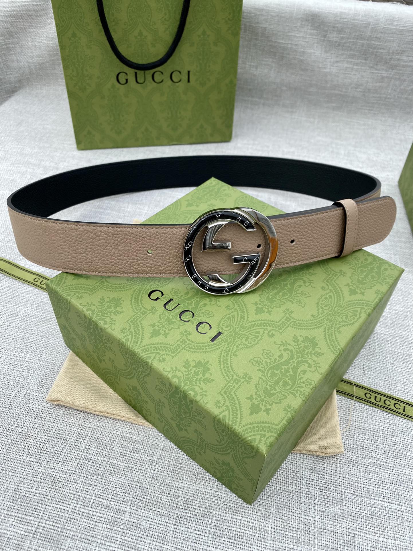 Gucci belt, light beige leather strap, round GG buckle detail