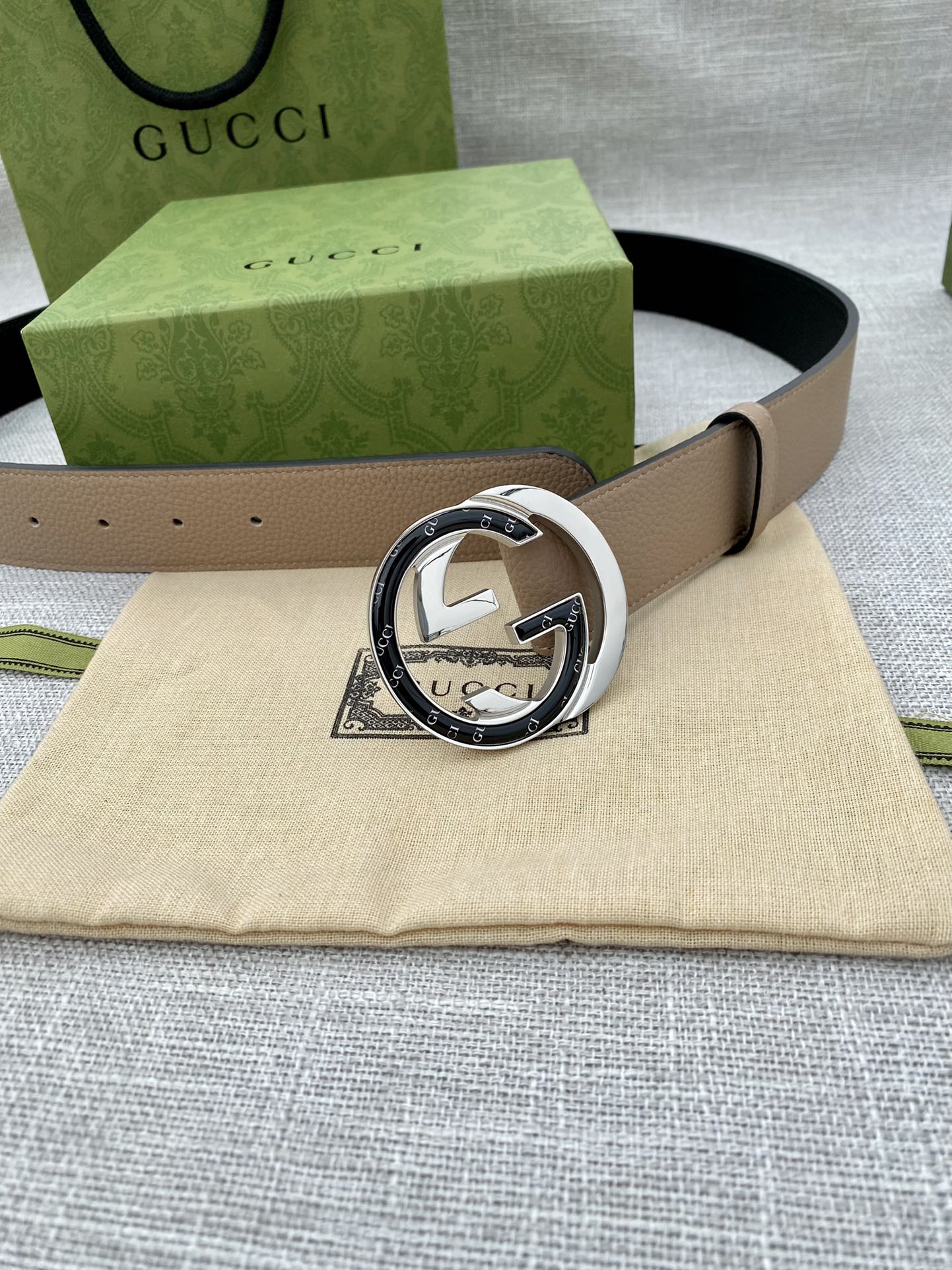 Gucci belt, beige leather strap with silver-toned oval GG buckle