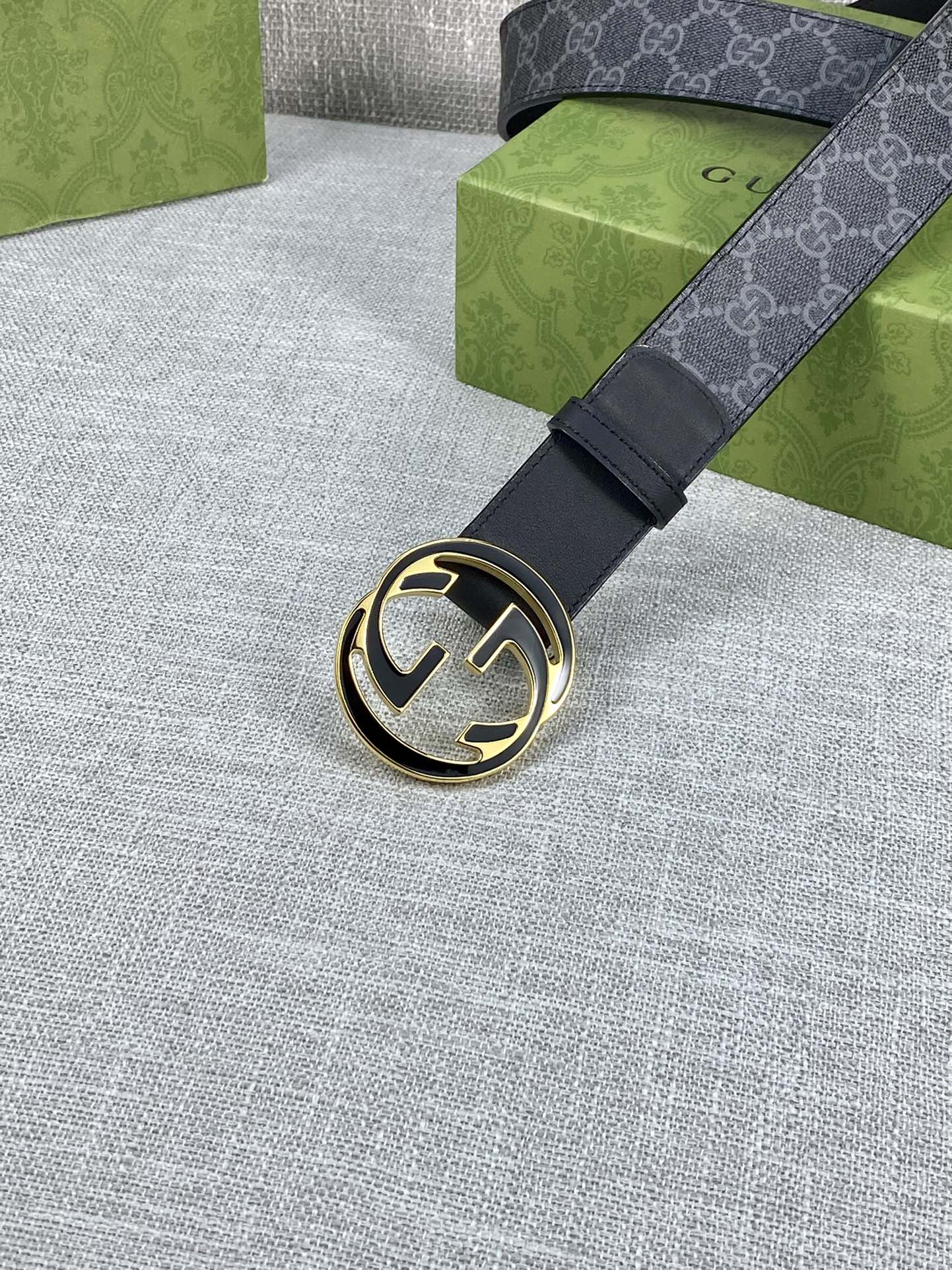 Gucci belt with dark strap and round gold-tone double G buckle
