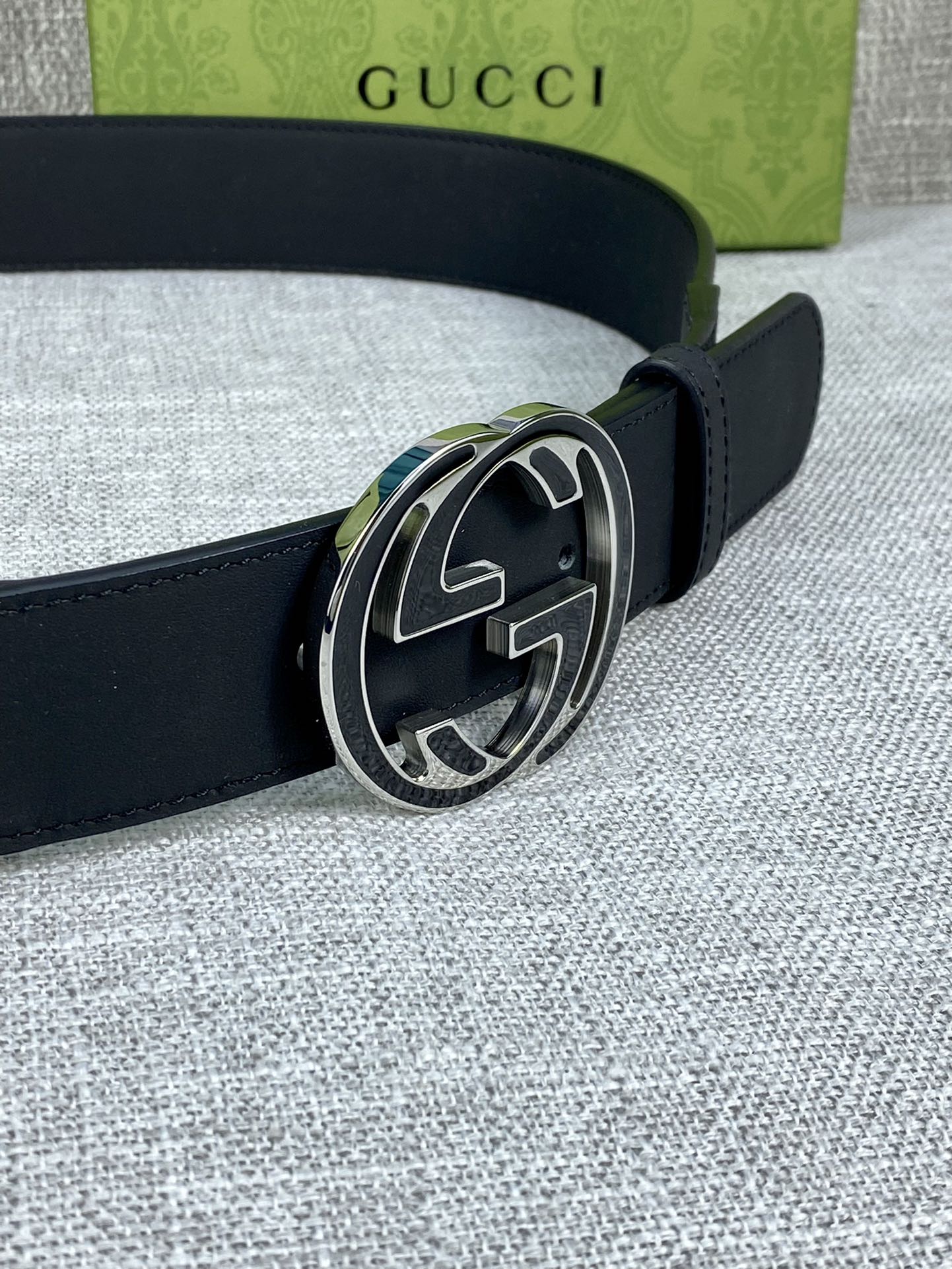 Gucci belt with smooth dark leather strap and silver-tone round double G buckle