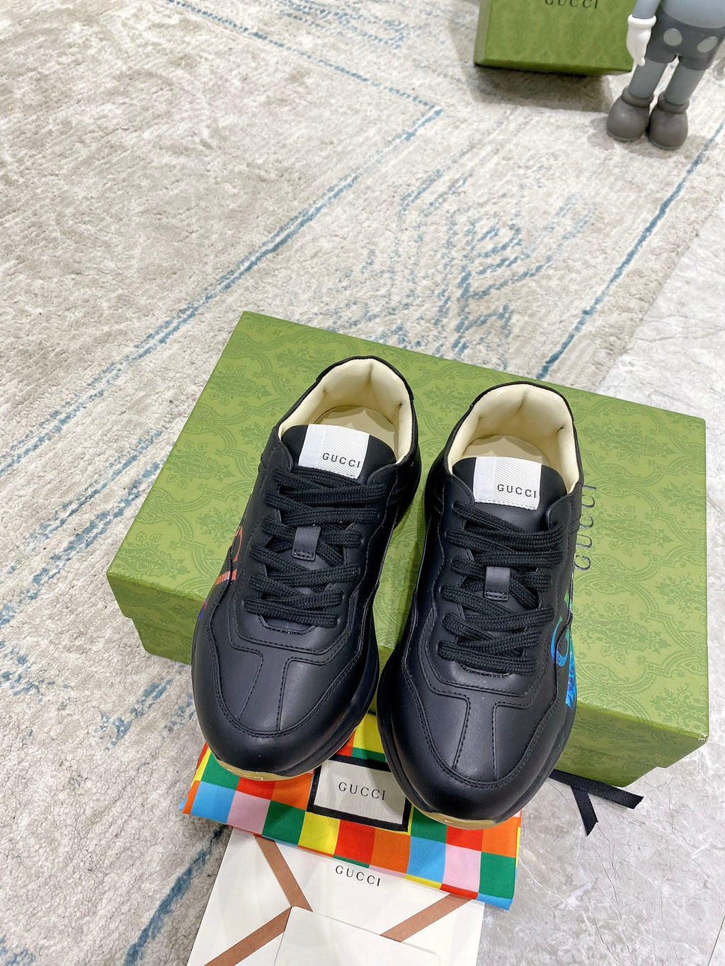 Black Gucci low-top sneakers with lace-up vamp and multicolor side stripe