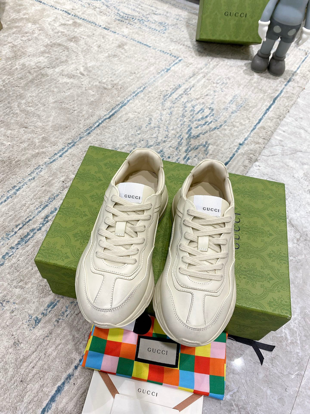 Gucci white lace-up sneakers with cushioned tongue and rubber sole