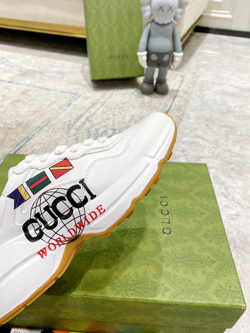 White Gucci unisex sneaker with multicolor crest and WORLDWIDE text