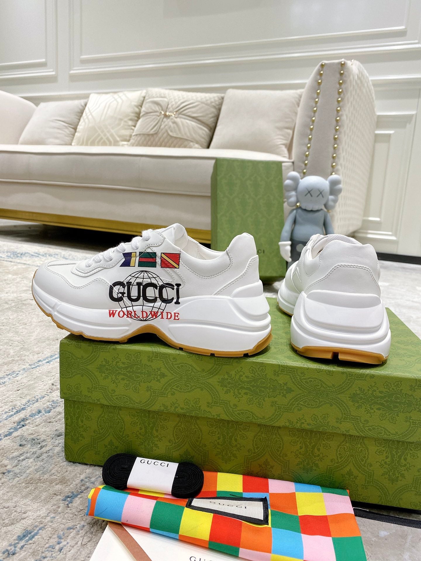 White Gucci unisex sneakers set, front and heel with logo